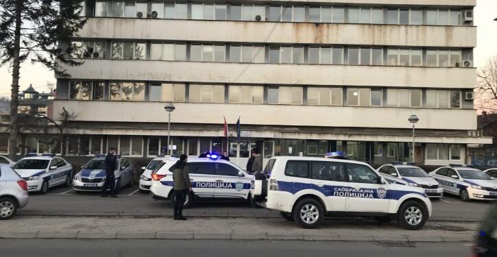 Novi Pazar – Policajci spavali dok je nasilnik divljao i palio automobil