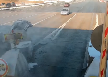 (VIDEO) U punoj brzini se zabio u naplatne kućice, preživio je