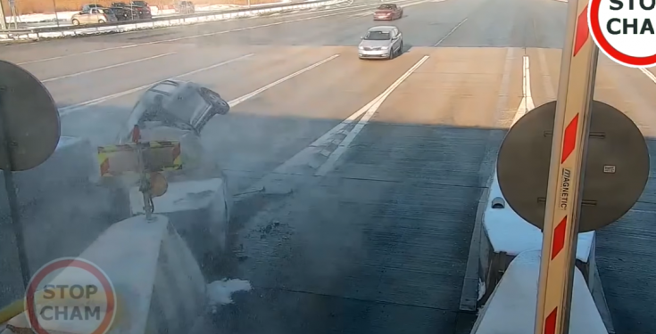 (VIDEO) U punoj brzini se zabio u naplatne kućice, preživio je