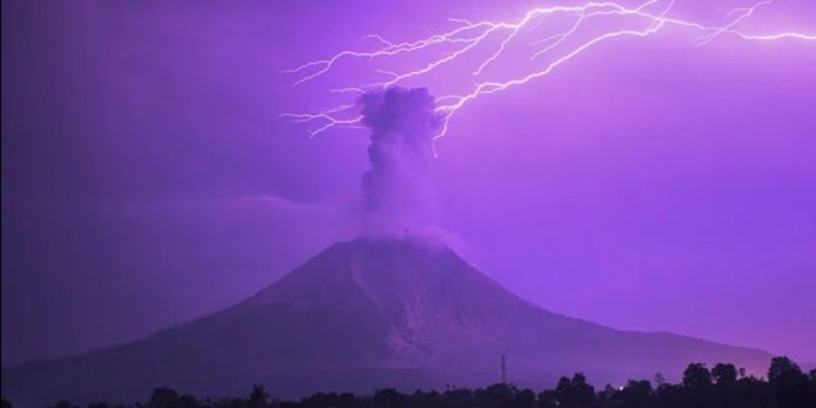 SPEKTAKL: Ljubičasto nebo preplavilo Indoneziju