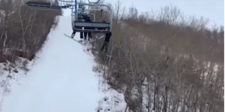 Dječak visio sa skijaške žičare, ohrabrivali ga da izdrži do vrha (Video)