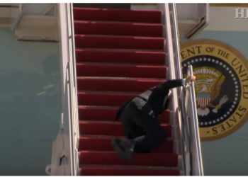 (VIDEO) POGLEDAJTE KAKO JE JOE BIDEN PAO NIZ STEPENICE