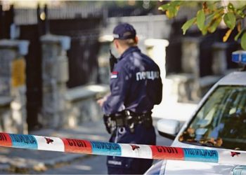 ŽENA NA SMRT PRETUČENA I IZBODENA NOŽEM, PORED NJE SUPRUG SA PREREZANIM VENAMA