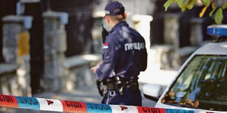 ŽENA NA SMRT PRETUČENA I IZBODENA NOŽEM, PORED NJE SUPRUG SA PREREZANIM VENAMA