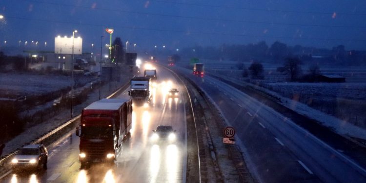 Putevi prohodni, sneg do pet centimetara na putevima u Ivanjici, Užicu, Novom Pazaru, Zaječaru