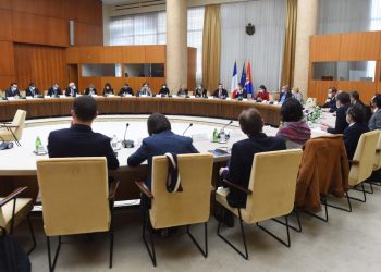 Sve se zatvara u ponoć, i stariji osnovci prelaze na onlajn