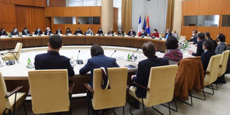 Sve se zatvara u ponoć, i stariji osnovci prelaze na onlajn