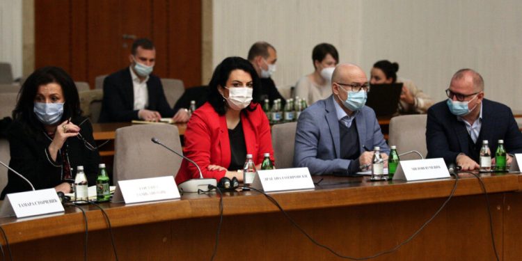 Vesić: U ponedeljak o otvaranju ugostiteljskih objekata i tržnih centara