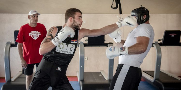 Takozvani bokser Veljko Ražnatović iz Rusije lupeta gluposti dok mu mama  nalazi protivnike