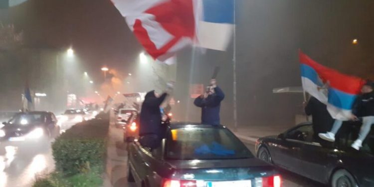 ‘Srbi’ slave u Nikšiću, srpske trobojke i kolone automobila (Video)