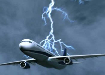 SNIMILI UDAR GROMA U AVION PRILIKOM SLIJETANJA