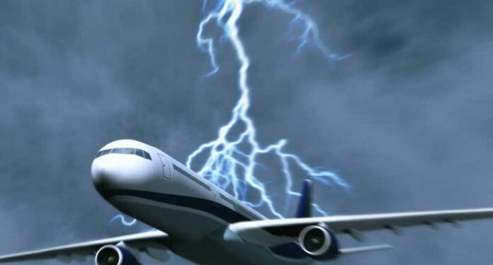SNIMILI UDAR GROMA U AVION PRILIKOM SLIJETANJA