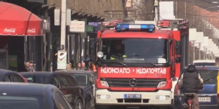 Goreo automobil u centru Novog Pazara (Video)