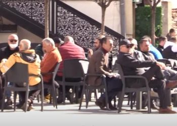 (Video) Bašte kafića u Novom Pazaru krcate – Poštuju li Novopazarci donete mjere?