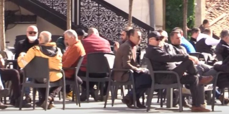 (Video) Bašte kafića u Novom Pazaru krcate – Poštuju li Novopazarci donete mjere?