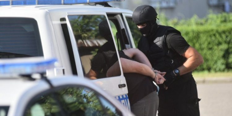 PRIJEPOLJAC SE LAŽNO PREDSTAVLJAO KAO HIRURG, UZEO BLIZU 4,4 MILIONA DINARA, POLICIJA SUMNJA DA JE PREVARA DALEKO VEĆA