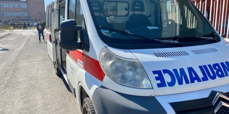 NOVI PAZAR: Dvoje ranjeno u porodičnoj svađi, policajci ženi spasili život