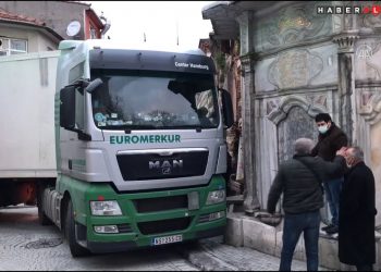 (VIDEO) SRPSKI kamion ZAGLAVIO se u USKOJ ULICI u Turskoj, IZVLAČIO ga KRAN
