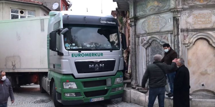 (VIDEO) SRPSKI kamion ZAGLAVIO se u USKOJ ULICI u Turskoj, IZVLAČIO ga KRAN
