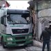 (VIDEO) SRPSKI kamion ZAGLAVIO se u USKOJ ULICI u Turskoj, IZVLAČIO ga KRAN