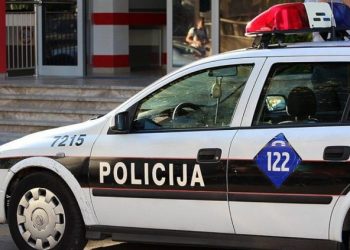 STRAVIČNO: DVOJICA MUŠKARACA SLATKIŠIMA POKUŠALI NAMAMITI DJEVOJČICE U VOZILO, POLICIJA PREGLEDAVA SNIMKE VIDEONADZORA