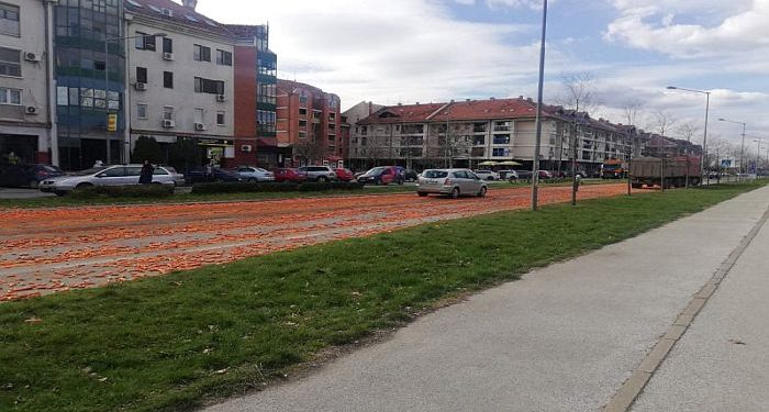 VIDEO, FOTO: Gomila šargarepa se prosula po Bulevaru kneza Miloša, ispale iz kamiona