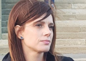 Profesorka spalila diplome: “Radim kao kasir i točilac, noću sam lektor i pišem” (VIDEO)
