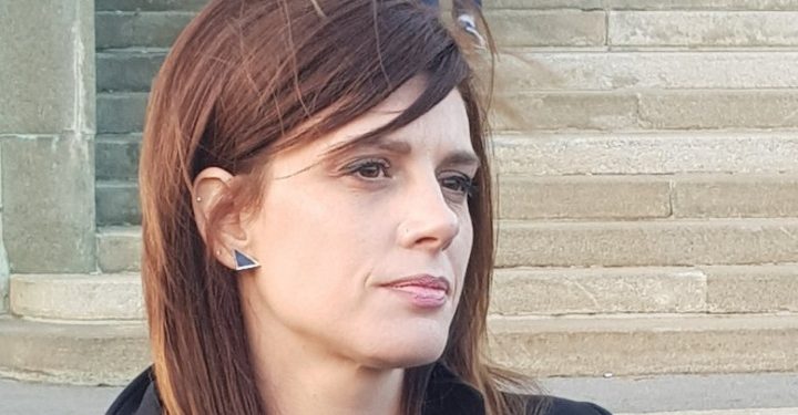 Profesorka spalila diplome: “Radim kao kasir i točilac, noću sam lektor i pišem” (VIDEO)