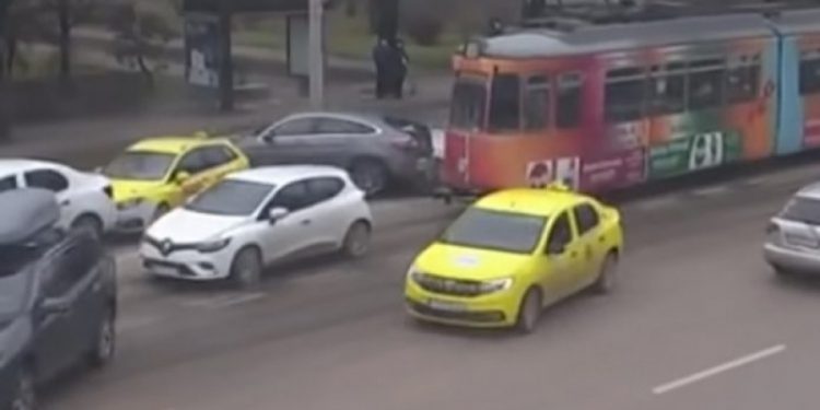 (VIDEO) KAO IGRAČKICE: Tramvaj ostao bez kočnica i “pomeo” automobile