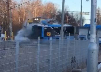 Slučajni prolaznik snimio trenutak kada se voz zakucao u pokvareni autobus (Video)