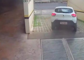 NEVEROVATNO! ŽENA AUTOM PREGAZILA SAMU SEBE! (VIDEO)