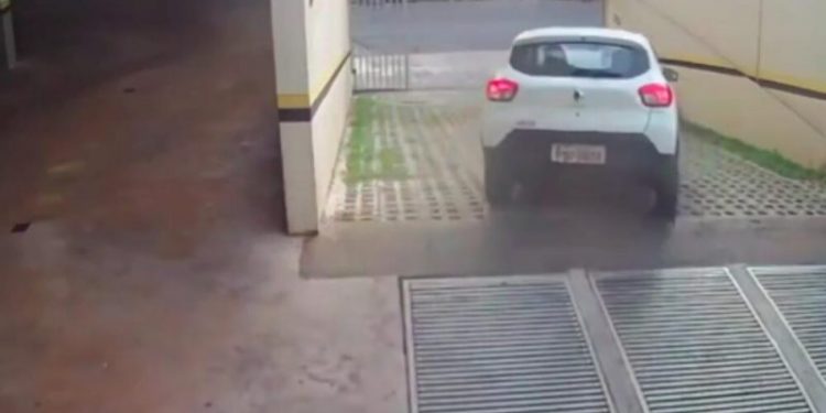 NEVEROVATNO! ŽENA AUTOM PREGAZILA SAMU SEBE! (VIDEO)