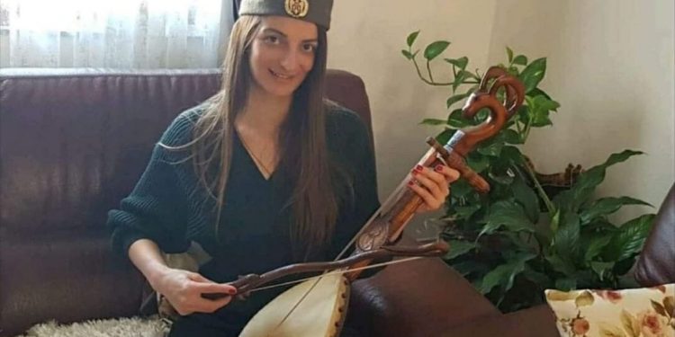 DRAGAN BURSAĆ: ”DIREKTORICA ŠKOLE U PLJEVLJIMA BOJANA OBOŽAVA DA KRMETINOM KLJUKA BOŠNJAKE, čisto onako IZ ČETNIČKOG PASJALUKA”