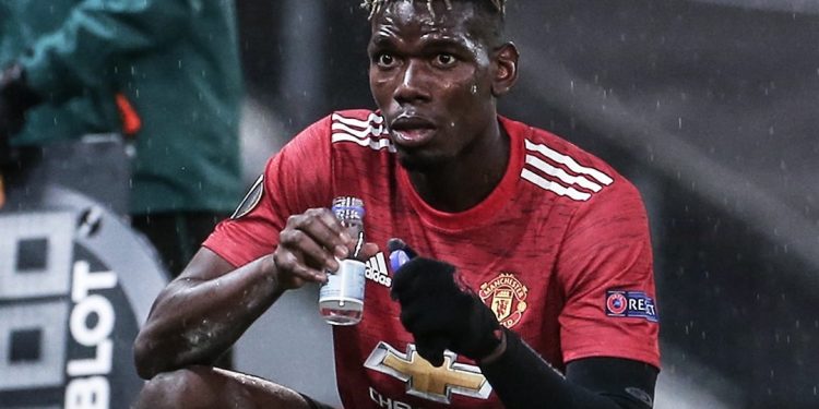 Paul Pogba iftario tokom sinoćnje utakmice Manchester United i AS Roma.