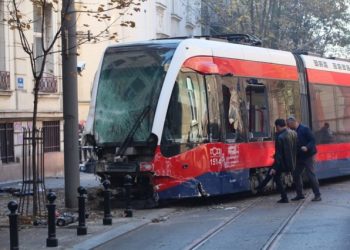 TRAMVAJ IZLETIO IZ ŠINA UDARIO U KUĆU: Teška nesreća, pogledajte prve slike sa lica mijesta!