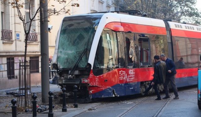 TRAMVAJ IZLETIO IZ ŠINA UDARIO U KUĆU: Teška nesreća, pogledajte prve slike sa lica mijesta!