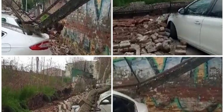OBRUŠILA SE OGRADA STADIONA U ZEMUNU: Oštećeno 8 parkiranih automobila