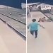 (VIDEO) SKOČIO NA ŠINE ispred voza da SPASI DETE