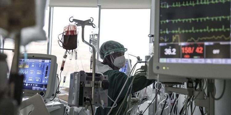 KORONA DIVLJA U TURSKOJ! Novi crni rekord – za dan inficirano 42.308 ljudi