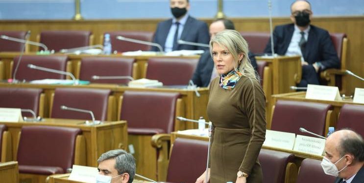 “SMIJENITI Spajića i Leposavića ako se utvrdi da imaju dvojno državljanstvo”