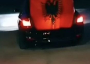 (VIDEO) GORE DRUŠTVENE MREŽE ZBOG OVOG SNIMKA: U sred Srbije podigao albansku zastavu, a zapalio sprsku trobojku!