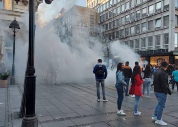 (VIDEO) PANIKA U KNEZ MIHAILOVOJ ULICI: Dim se širi centrom Beograda, ljudi bežali u prodavnice, reagovala policija