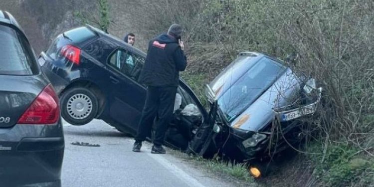 Težak sudar tri vozila : Povrijeđena jedna osoba