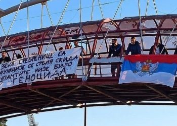 ČEGA SE PAMETAN STIDI, BUDALA SE PONOSI: U CRNOJ GORI SKUPOVI PODRŠKE MINISTRU KOJI NEGIRA GENOCID, RAZVIJEN SKANDALOZNI TRANSPARENT