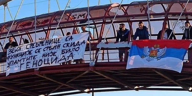 ČEGA SE PAMETAN STIDI, BUDALA SE PONOSI: U CRNOJ GORI SKUPOVI PODRŠKE MINISTRU KOJI NEGIRA GENOCID, RAZVIJEN SKANDALOZNI TRANSPARENT