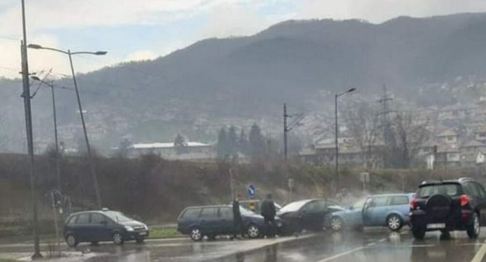 LANČANI SUDAR NA KRUŽNOM TOKU: VOZIO U SUPROTNOM SMJERU PA NAPRAVIO HAOS U KOLOVRATU