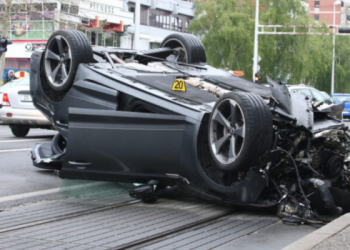 Pogledajte VIDEO snimak kako se audi velikom brzinom zakucao u parkirane automobile a onda prevrnuo na krov