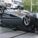 Pogledajte VIDEO snimak kako se audi velikom brzinom zakucao u parkirane automobile a onda prevrnuo na krov