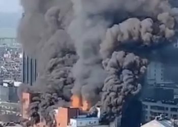 Ogroman požar zahvatio tržni centar, četiri osobe poginule VIDEO