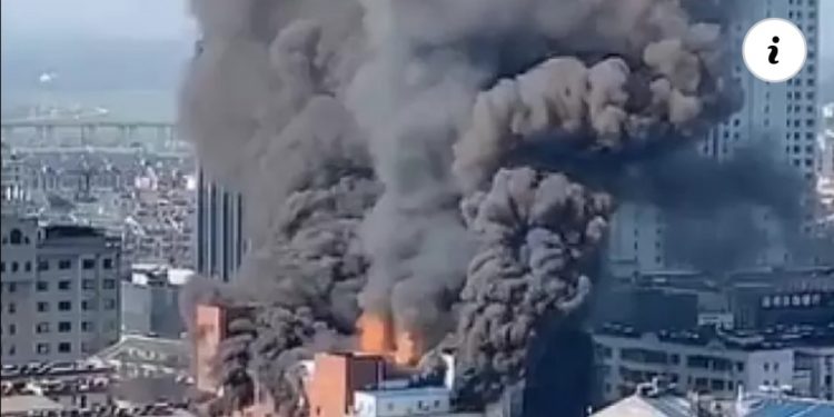 Ogroman požar zahvatio tržni centar, četiri osobe poginule VIDEO